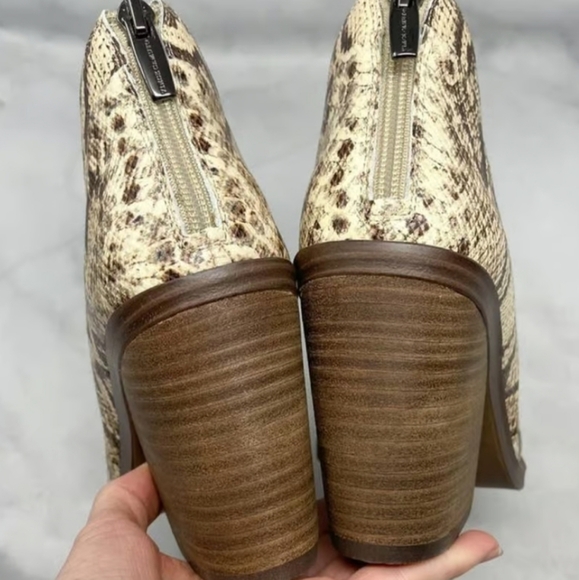 NWOT! Vince Camuto Leather ankle boots 9.5US - Picture 5 of 10